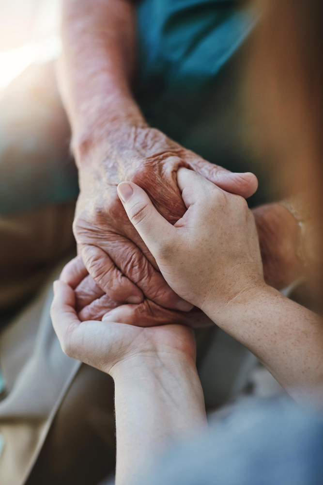 Deux personnes se tenant les mains, geste d'accompagnement et de lien humain